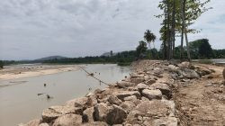 Proyek Tebing Sungai Rp15 Miliar di Polman Diduga Gunakan Batu Ilegal