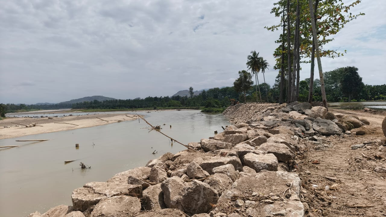 Foto: Pekerjaan Penguatan tebing sungai di Desa Kurma, Kecamatan Mapilli Kabupaten Polewali Mandar. (HW)