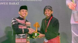 Menteri Kehutanan RI, Raja Juli Antoni (kiri) dan Yusri Mampie (kanan) asal Wonomulyo, Polewali Mandar saat menerima Penghargaan Wana Lestari tingkat nasional kategori Pegiat Mangrove di Jakarta.
