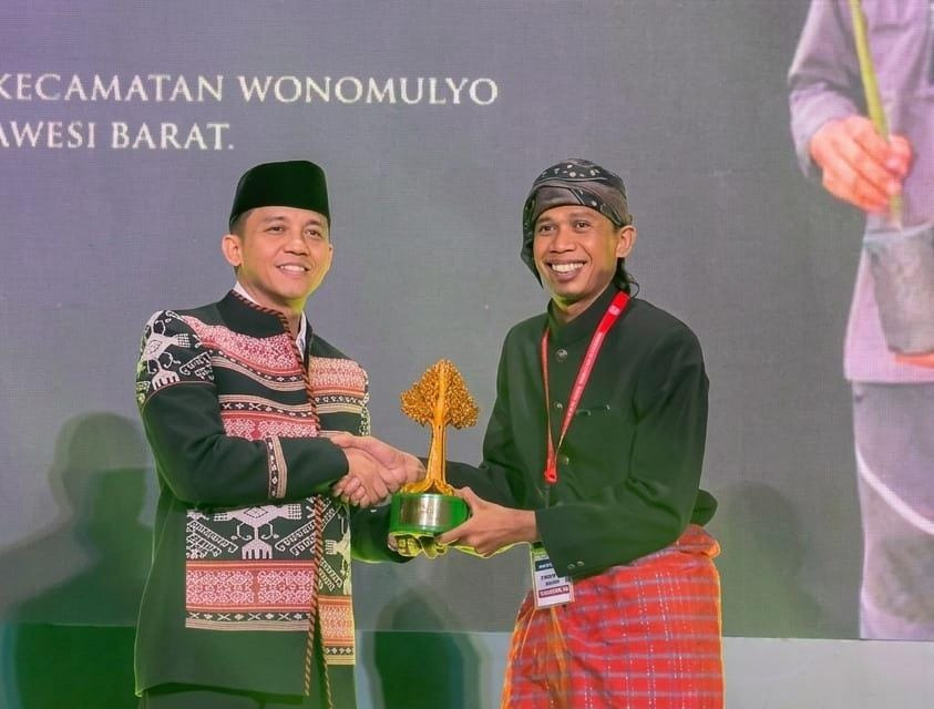 Menteri Kehutanan RI, Raja Juli Antoni (kiri) dan Yusri Mampie (kanan) asal Wonomulyo, Polewali Mandar saat menerima Penghargaan Wana Lestari tingkat nasional kategori Pegiat Mangrove di Jakarta.