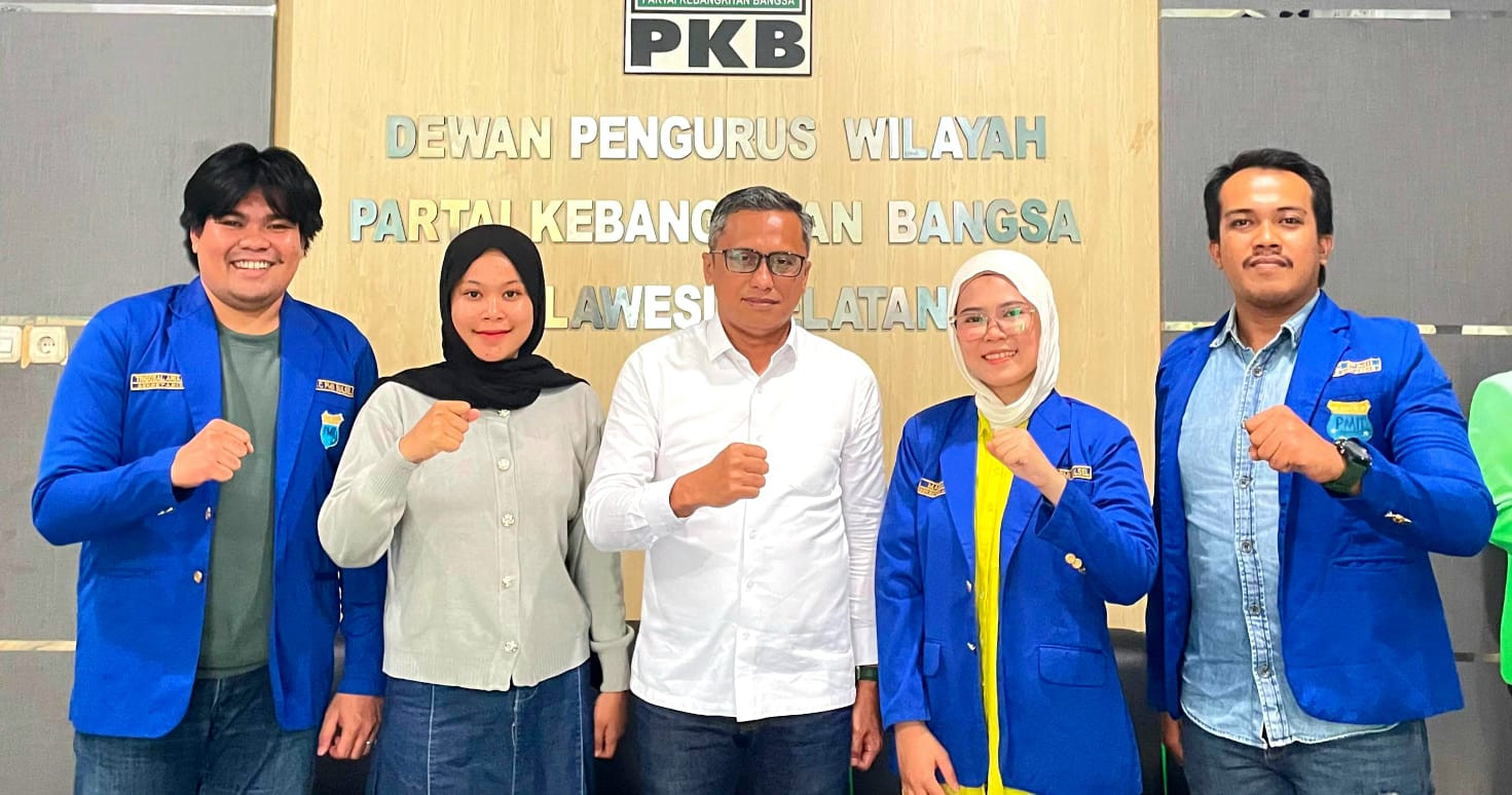 Ketgam: Pengurus PKC PMII Sulawesi Selatan bersama Ketua Fraksi PKB DPRD Sulsel, Zulfikar Limolang, usai membahas kolaborasi program PMII Membumi untuk mendukung gerakan penghijauan dan kepedulian lingkungan di Sulawesi Selatan. (Kambel)