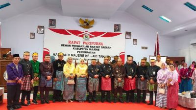 Ketgam: Suasana peringatan Hari Jadi Kabupaten Majene ke-481 dalam Rapat Paripurna DPRD Kabupaten Majene, dihadiri jajaran pemerintah daerah dan sejumlah tokoh dalam balutan busana adat. (Dok. HW)