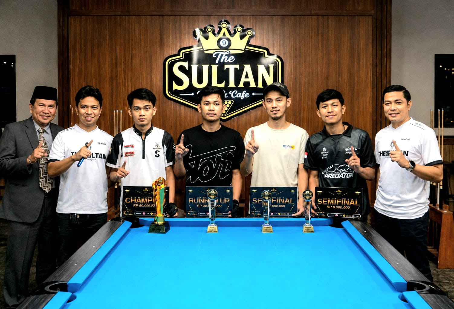 Ketgam: Juara dan peserta Turnamen Biliar 1st Anniversary The Sultan Pool & Cafe berfoto bersama usai rangkaian pertandingan di Kabupaten Bone, Minggu (16/8/2026). (ENews)