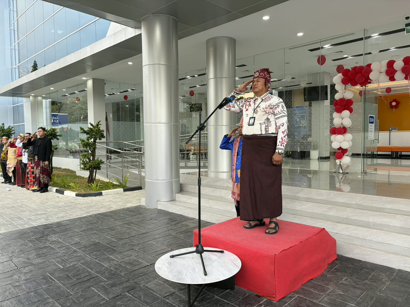 Pimpinan BRI Sinjai saat memimpin upacara kemerdekaan di halaman kantor BRI. (Foto: Humas BRI Sinjai)