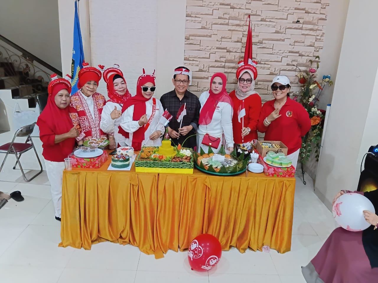 Ketgam: Pengurus PWI dan IKWI Sulsel berfoto bersama dalam perayaan HUT ke-81 Kemerdekaan RI yang dirangkaikan dengan perayaan ulang tahun pengurus, di Kantor PWI Sulsel, Makassar, Senin (17/8/2026).