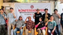 Ketgam: Aliansi Masyarakat Terdampak TPA Tamangapa bersama sejumlah organisasi pendamping berfoto bersama usai menggelar konferensi pers terkait dampak kebijakan penutupan open dumping di kawasan TPA Tamangapa, Makassar, Selasa (18/8/2026).