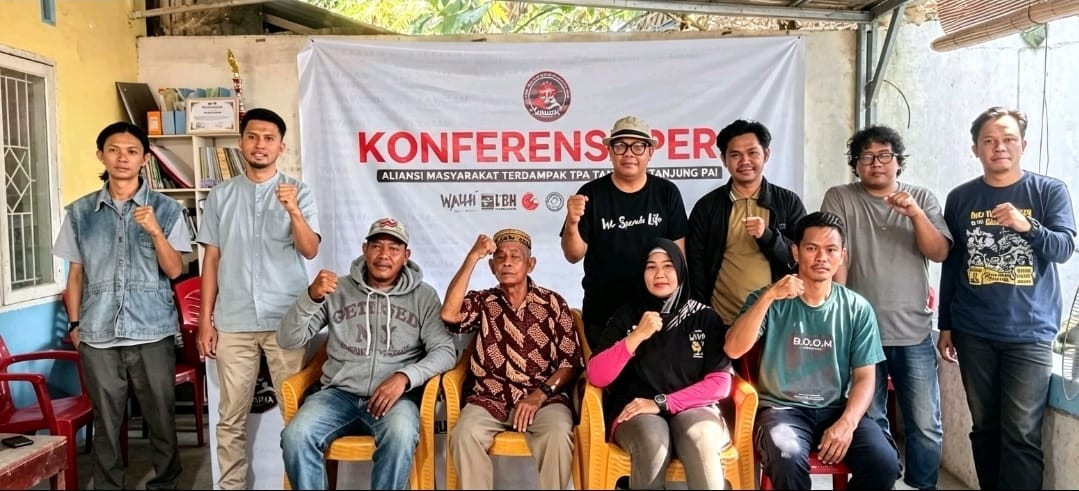 Ketgam: Aliansi Masyarakat Terdampak TPA Tamangapa bersama sejumlah organisasi pendamping berfoto bersama usai menggelar konferensi pers terkait dampak kebijakan penutupan open dumping di kawasan TPA Tamangapa, Makassar, Selasa (18/8/2026).