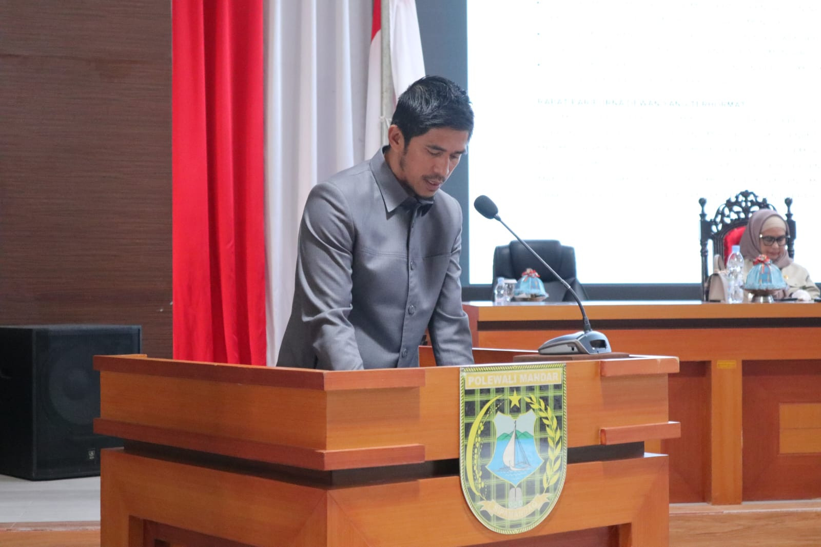 Foto: Ardan Aras Anggota DPRD Polman Fraksi PAN saat menyampaikan pemandangan umum fraksi sebagai jubir.
