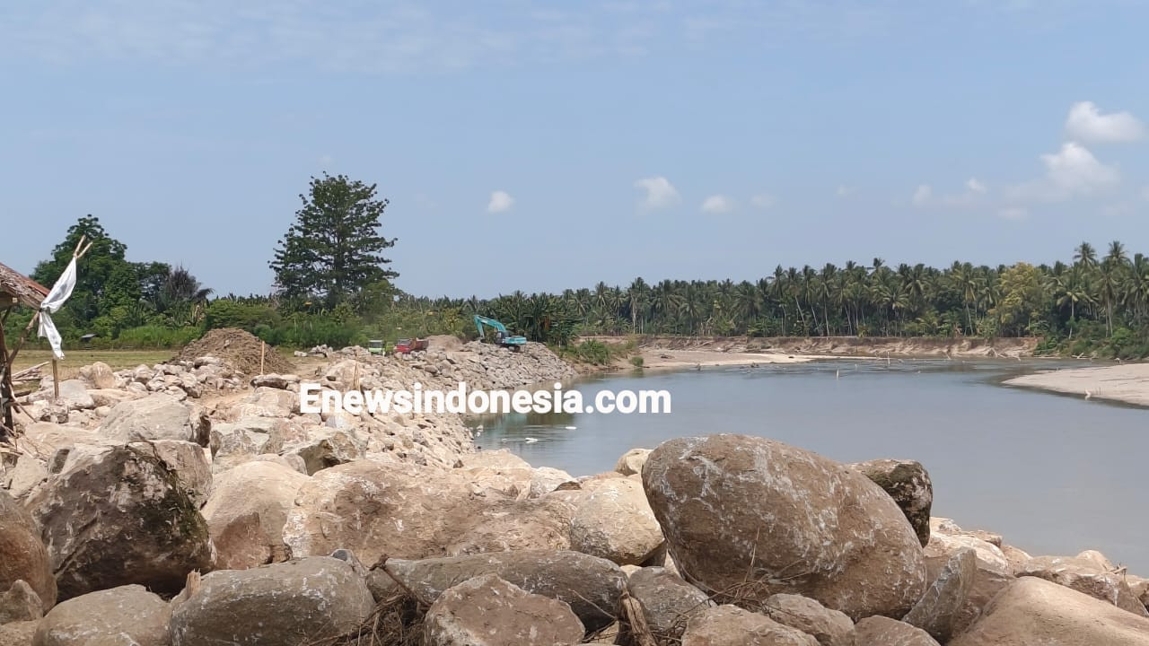 Proyek penguatan tebing Sungai Mapilli di Desa Kurma, Kecamatan Mapilli, Polewali Mandar.