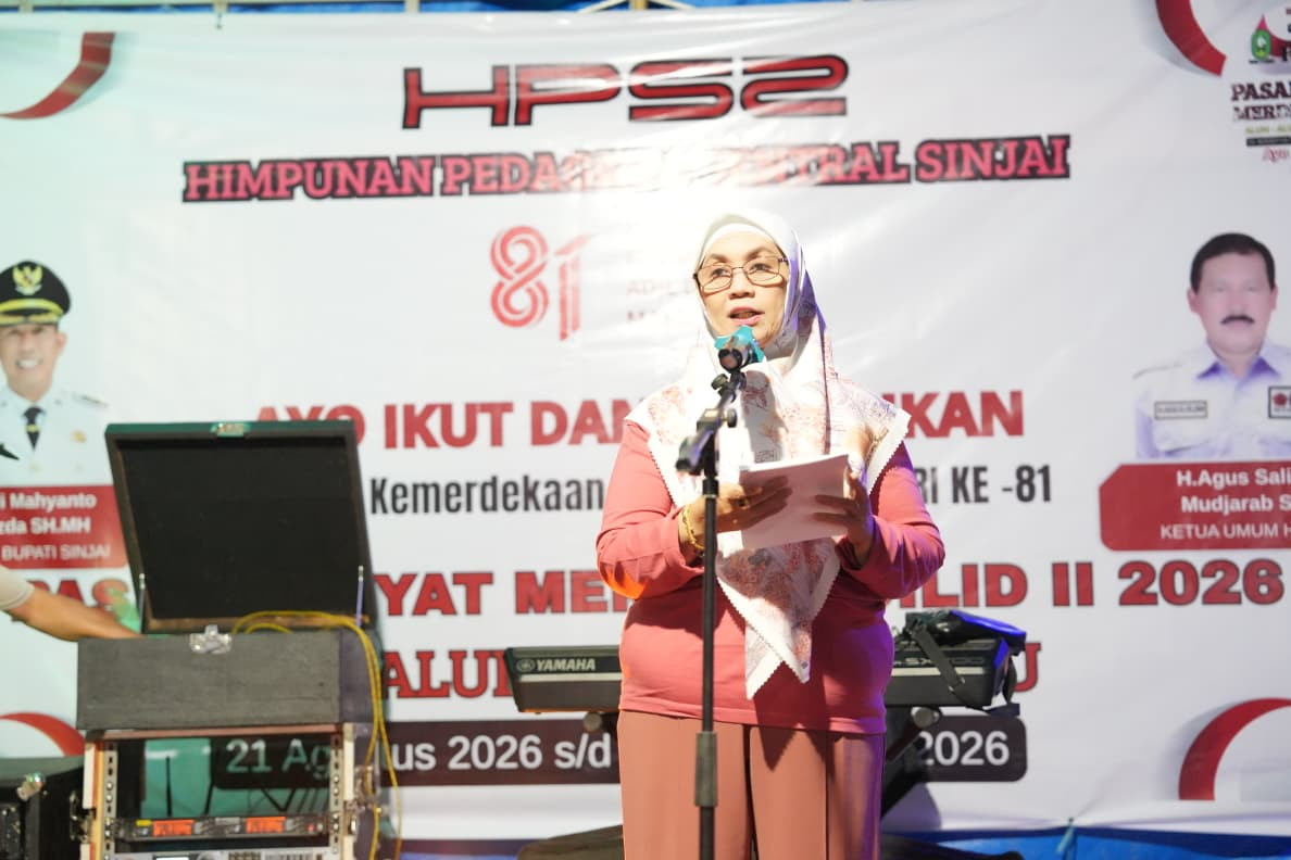 Bupati Sinjai Ratnawati Arif saat membuka kegiatan Pasar Rakyat Merdeka.