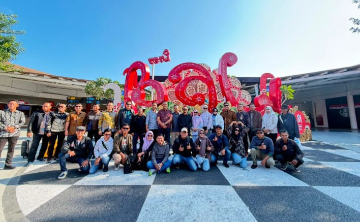 Ketgam: Rombongan wartawan bersama sejumlah pejabat dan peserta kunjungan Pemkab Bone berfoto bersama di salah satu lokasi di Bali, Sabtu (22/8/2026). Kegiatan tersebut disebut berkaitan dengan agenda kunjungan dan pembelajaran peternakan sapi. (Ist)
