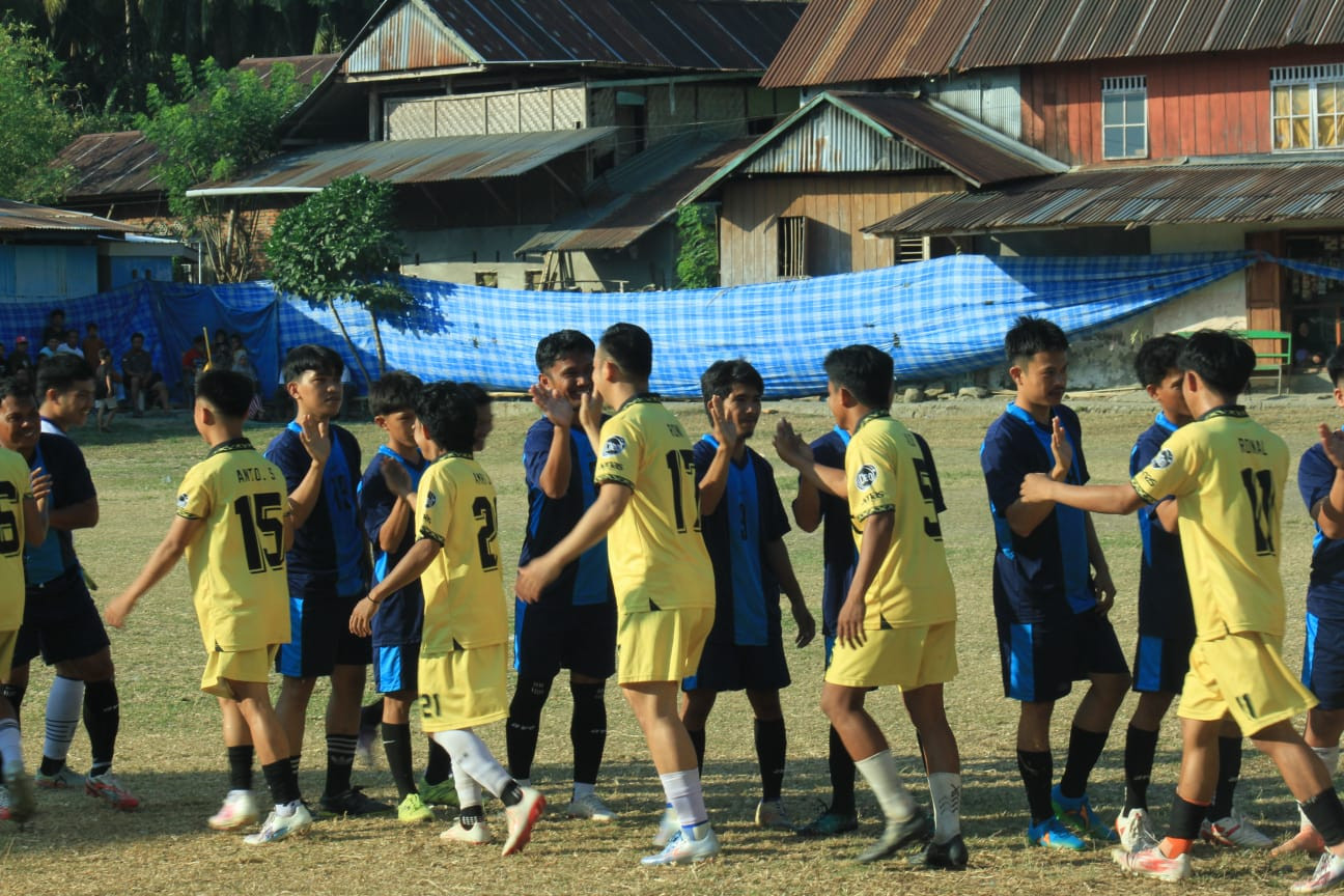 Ketgam: Kedua tim bersalaman sebelum laga dimulai. Galsa FC mengenakan kostum kuning, sementara Perkasa Mandiri Leba-Leba tampil dengan kostum hitam-biru.