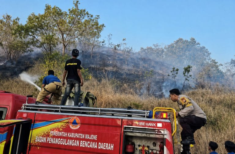 Foto: Mobil damkar sedang berupaya memadamkan api di sejumlah titik bersama personel Polsek Pambong. (Dok. Kamil)