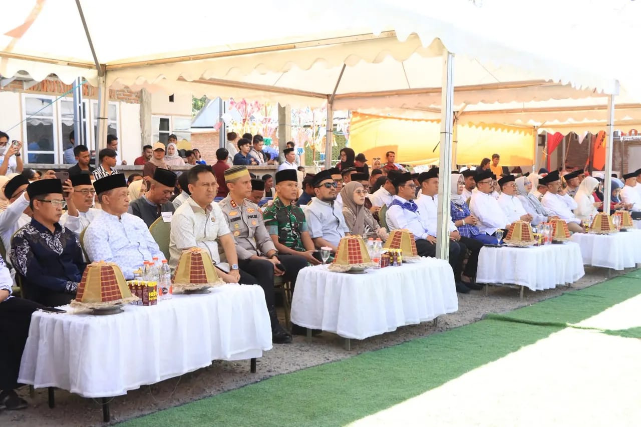 Foto: Suasana peringatan Maulid Nabi Muhammad SAW 1448 H di pelataran Masjid Purbakala Syekh Abdul Mannan, Kelurahan Pangali-Ali, Kecamatan Banggae, Majene, berlangsung khidmat, Selasa (25/8/2026). (Dok. Kamil)