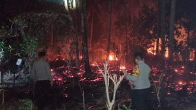 Polisi memantau titik api di lahan kosong nonproduktif di lereng Gunung Tamme Ambe, Dusun Tamme Ambe, Desa Leppangan, Kecamatan Sendana, Kabupaten Majene, Selasa (25/8/2026) malam. (Dok. M Kamil)