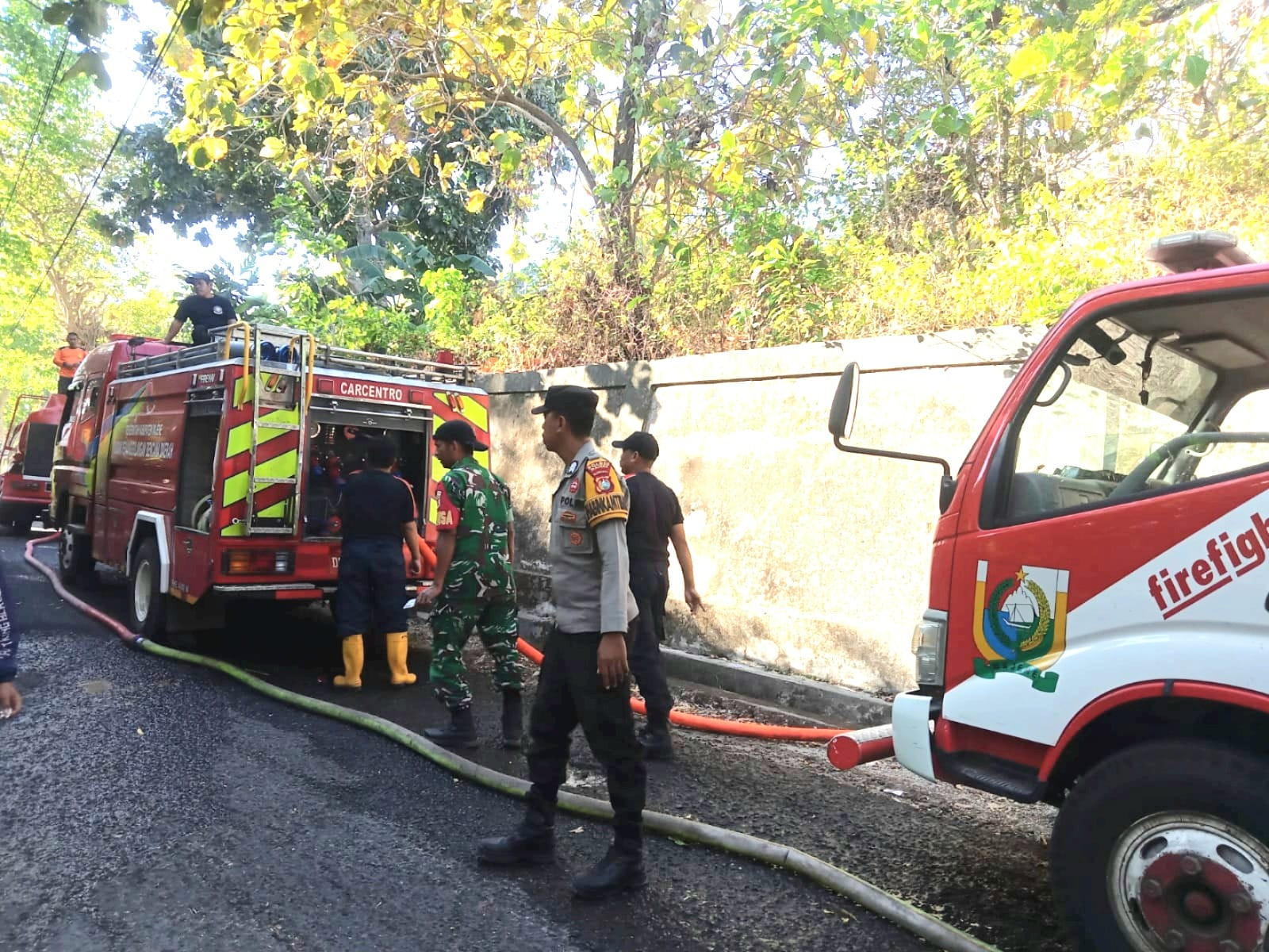 Foto: Personel Polsek Banggae dan Damkar Majene nerjibakku memadamkan api di Lingkungan Salabose, Kelurahan Pangali-Ali, Kecamatan Banggae, Kabupaten Majene, Selasa (25/8/2026). (Dok. M. Kamil)
