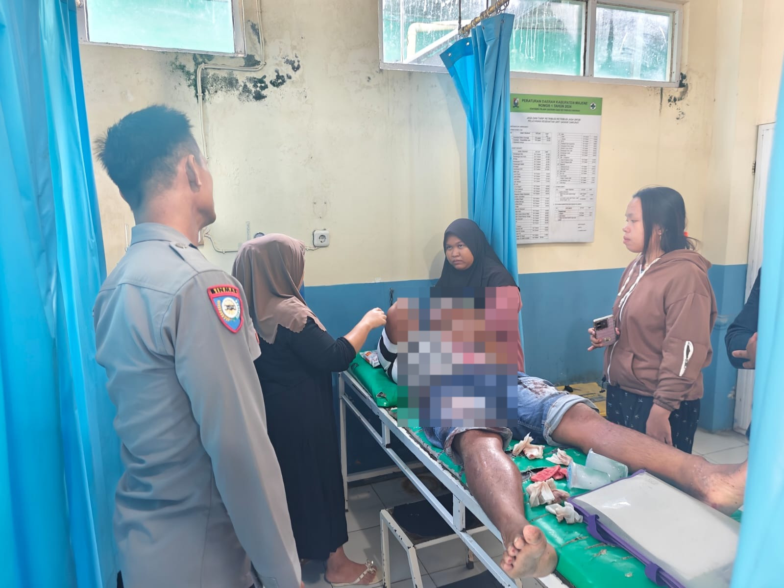 Foto: Korban lakalantas di Majene saat dirawat di Puskesmas Pamboang. (Kamil)