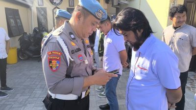 Momen Propam Polres Majene periksa hp personel Polres Majene. (Kamil)