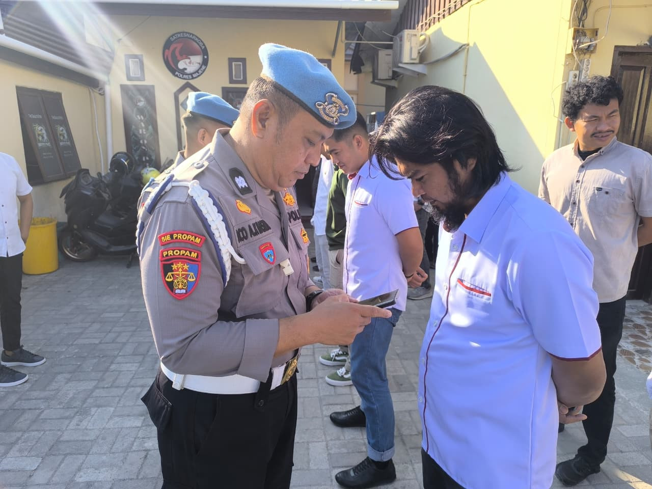 Momen Propam Polres Majene periksa hp personel Polres Majene. (Kamil)