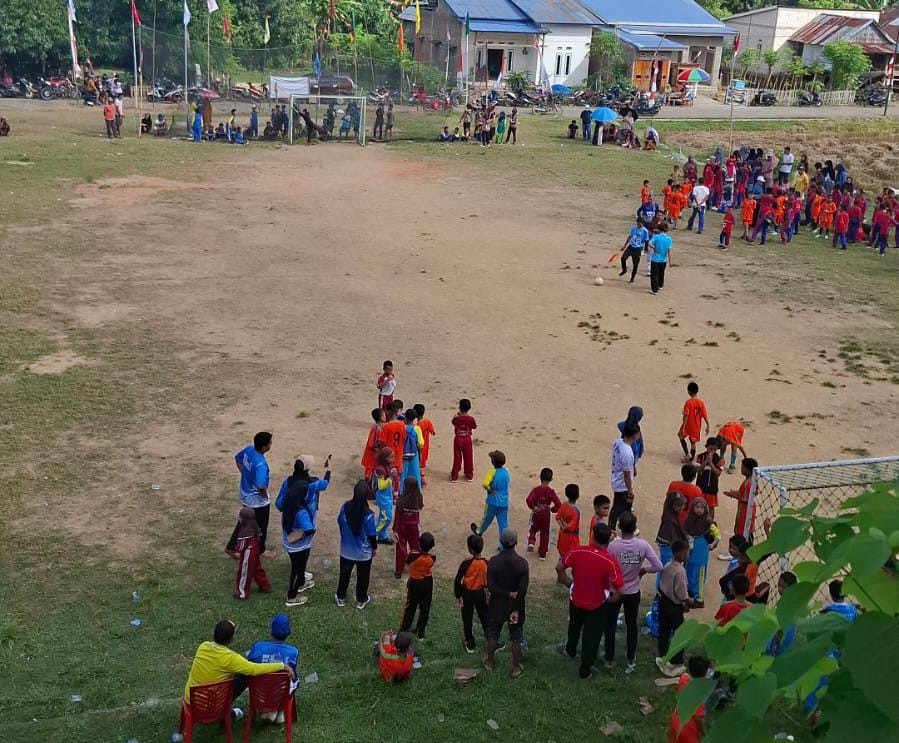 Ketgam: Antusiasme anak-anak dan warga memeriahkan kegiatan sepak bola di lapangan Salomekko. Suasana ini menjadi gambaran semangat olahraga yang ingin dihidupkan melalui MASSEDDIE CUP 2026.