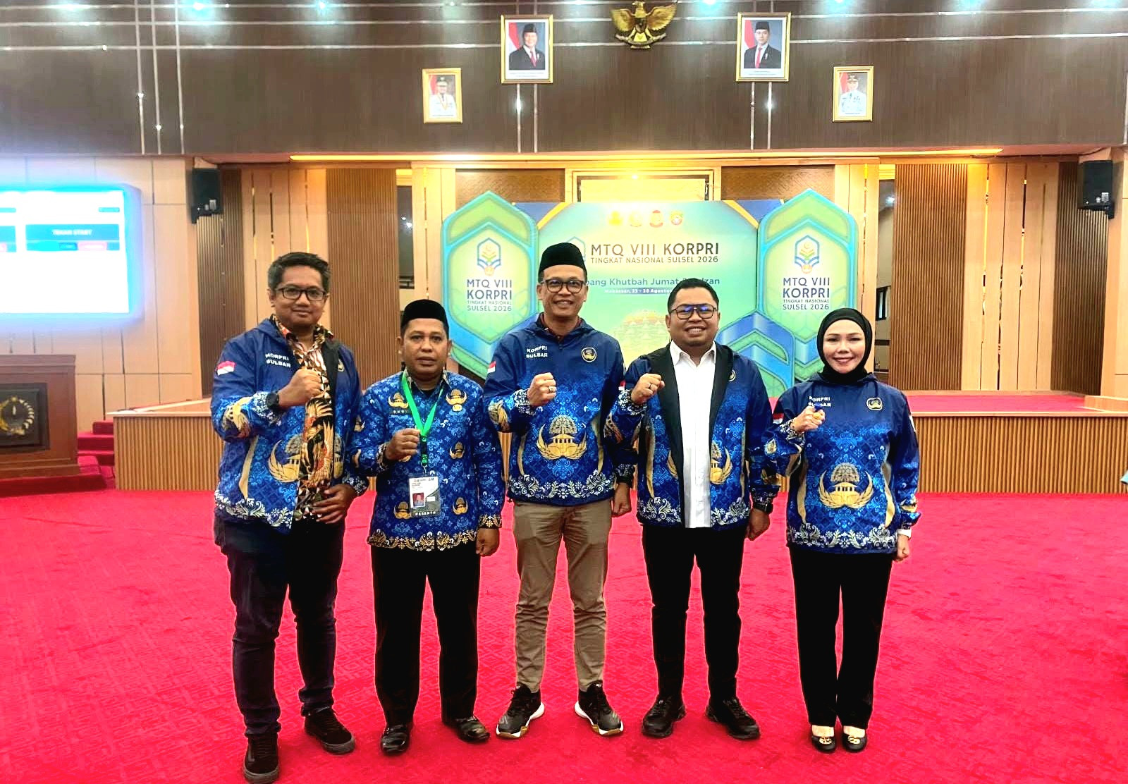 Foto: Budi (memakai id card) berpose bersama Kafilah Sulbar lainnya di Musabaqah Tilawatil Quran (MTQ) VIII KORPRI tingkat Nasional 2026.