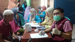 Ketgam: Tim dari Puskesmas Tammero'do saat melakukan pemeriksaan kesehatan pada gelaran pemeriksaan kesehatan gratis bagi warga Dusun Rattepadang, Desa Awo, Kecamatan Tammero’do Sendana, Kabupaten Majene, Kamis (27/8/2026). (Dok. M Kamil)