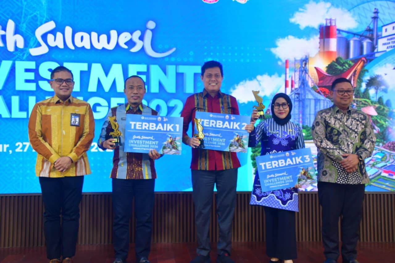 Momen Pemkab Sinjai menerima hadiah secara simbolis