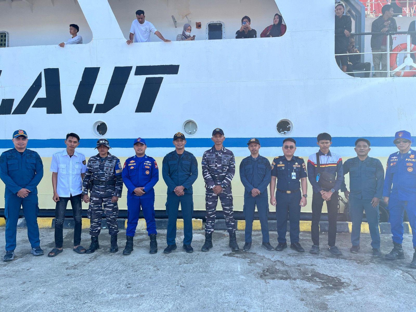 Ketgam: Personel Sat Polair Polres Majene bersama unsur terkait berfoto bersama di depan KM Sabuk Nusantara 93 sebelum keberangkatan dari Pelabuhan Palipi, Kecamatan Sendana, Jumat (28/8/2026).
