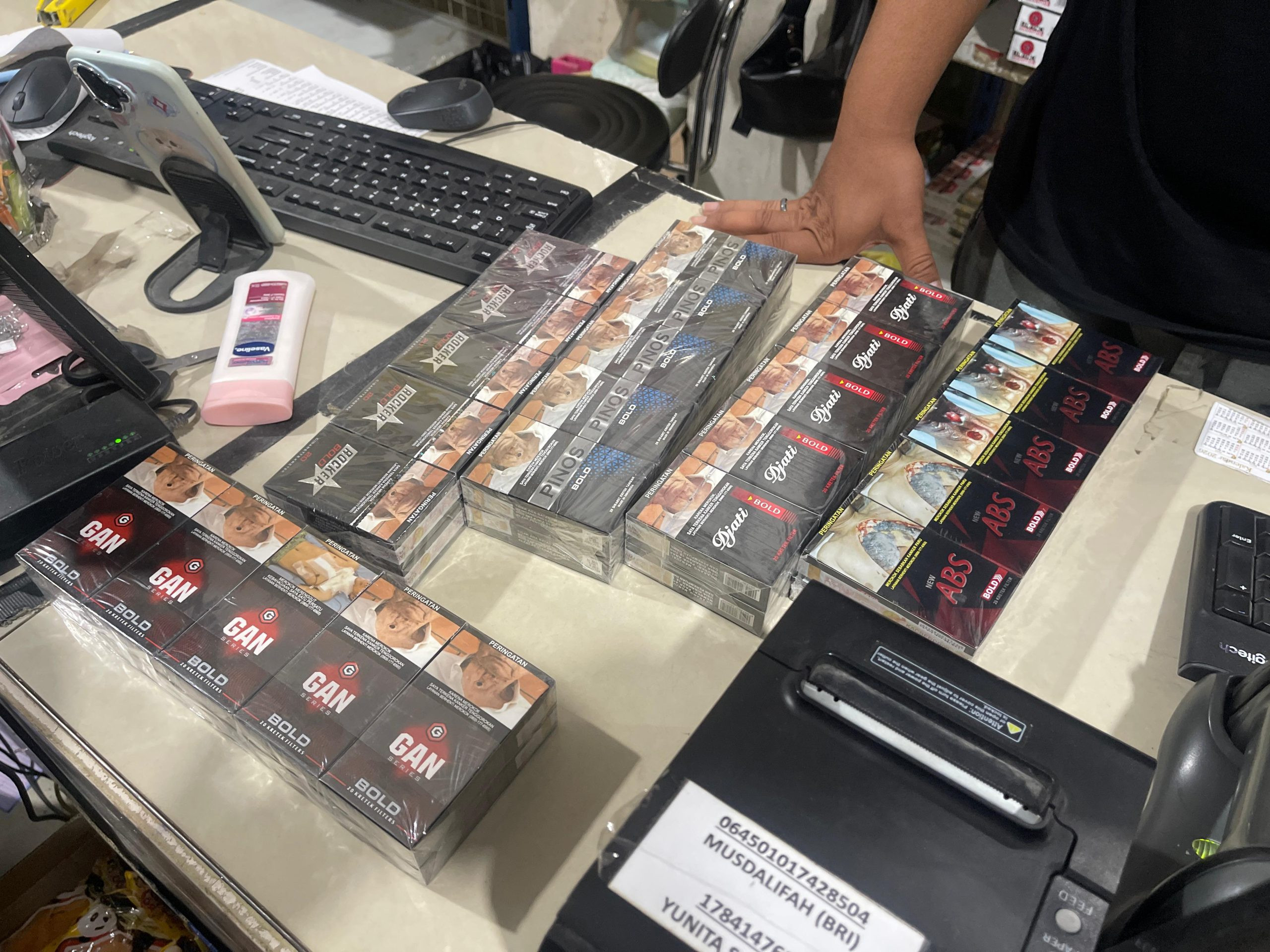 Sejumlah rokok yang diduga ilegal saat terjaring razia Satpol PP Polman.