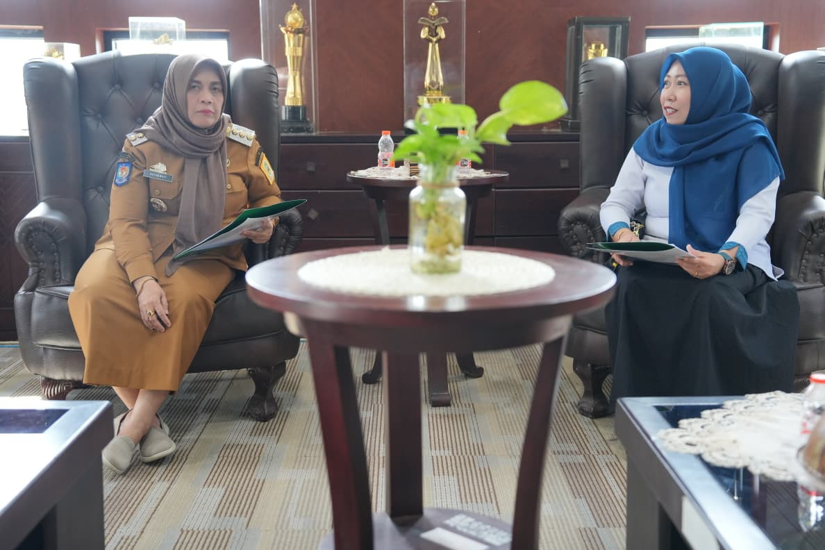 Kepala BPJS Ketenagakerjaan Kabupaten Sinjai, Erna Nur Iksana, saat beraudiensi dengan Bupati Sinjai Hj. Ratnawati Arif di Ruang Kerja Bupati Sinjai, Senin (31/8/2026).