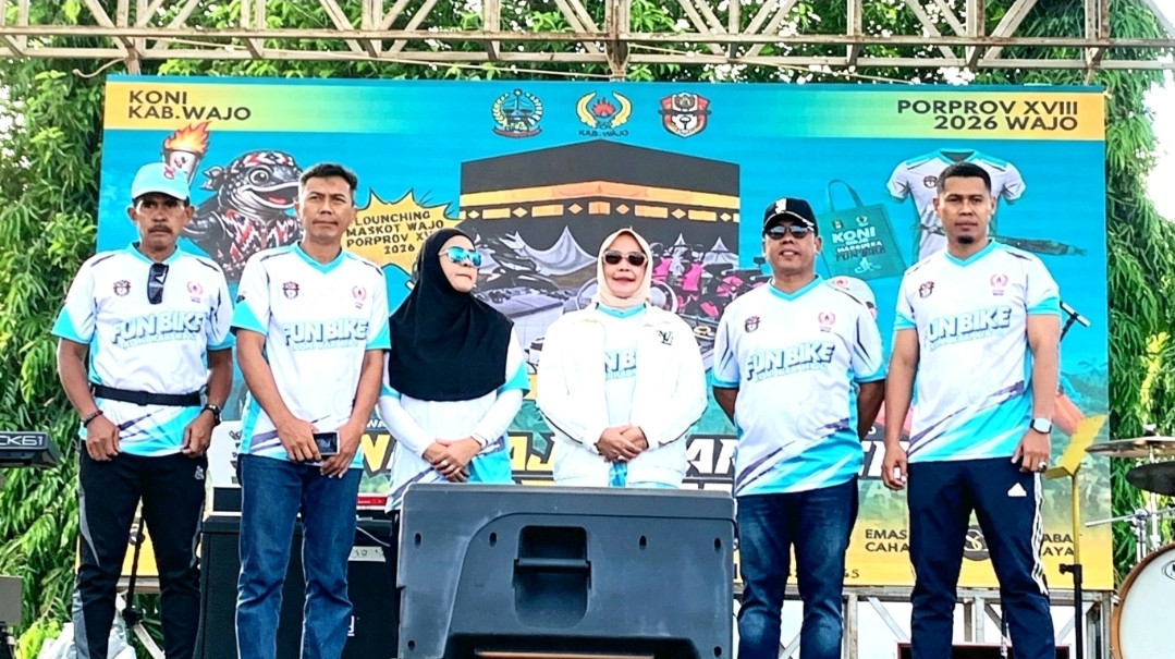 Ketgam: Bupati Wajo Andi Rosman bersama jajaran KONI Wajo dan unsur terkait saat peluncuran maskot kontingen "Sigabus" dalam rangkaian KONI Wajo Maradeka Fun Bike di Lapangan Merdeka Sengkang, Minggu (2/8/2026). Kegiatan tersebut menjadi bagian dari persiapan Kabupaten Wajo sebagai tuan rumah Porprov Sulsel XVIII 2026. (Ikbal)
