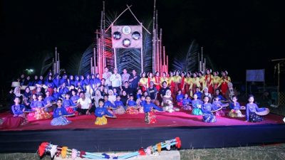 Ketgam: Foto bersama panitia, penampil, tokoh masyarakat, dan para penari cilik usai Pagelaran Tari Padendang Lallatang 2026 di Lapangan Sepak Bola Desa Lallatang, Kecamatan Dua Boccoe, Kabupaten Bone, Sabtu (1/8/2026). Kegiatan ini menjadi bagian dari upaya pelestarian tradisi Mappadendang dan regenerasi pelaku seni budaya lokal. (Babe)