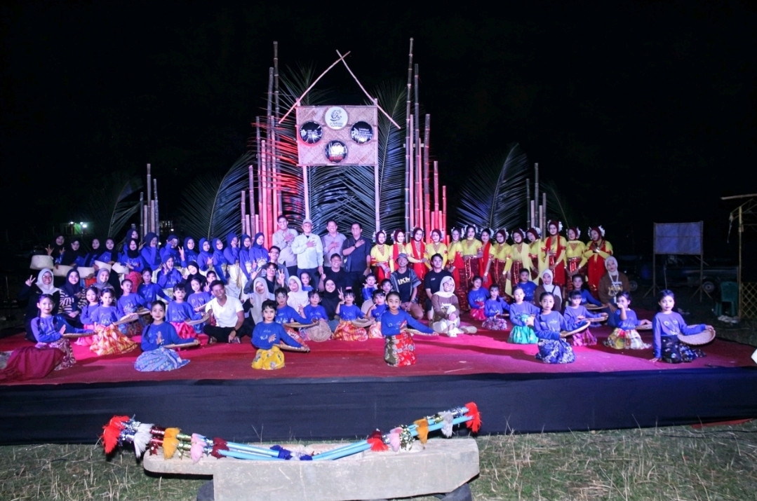Ketgam: Foto bersama panitia, penampil, tokoh masyarakat, dan para penari cilik usai Pagelaran Tari Padendang Lallatang 2026 di Lapangan Sepak Bola Desa Lallatang, Kecamatan Dua Boccoe, Kabupaten Bone, Sabtu (1/8/2026). Kegiatan ini menjadi bagian dari upaya pelestarian tradisi Mappadendang dan regenerasi pelaku seni budaya lokal. (Babe)