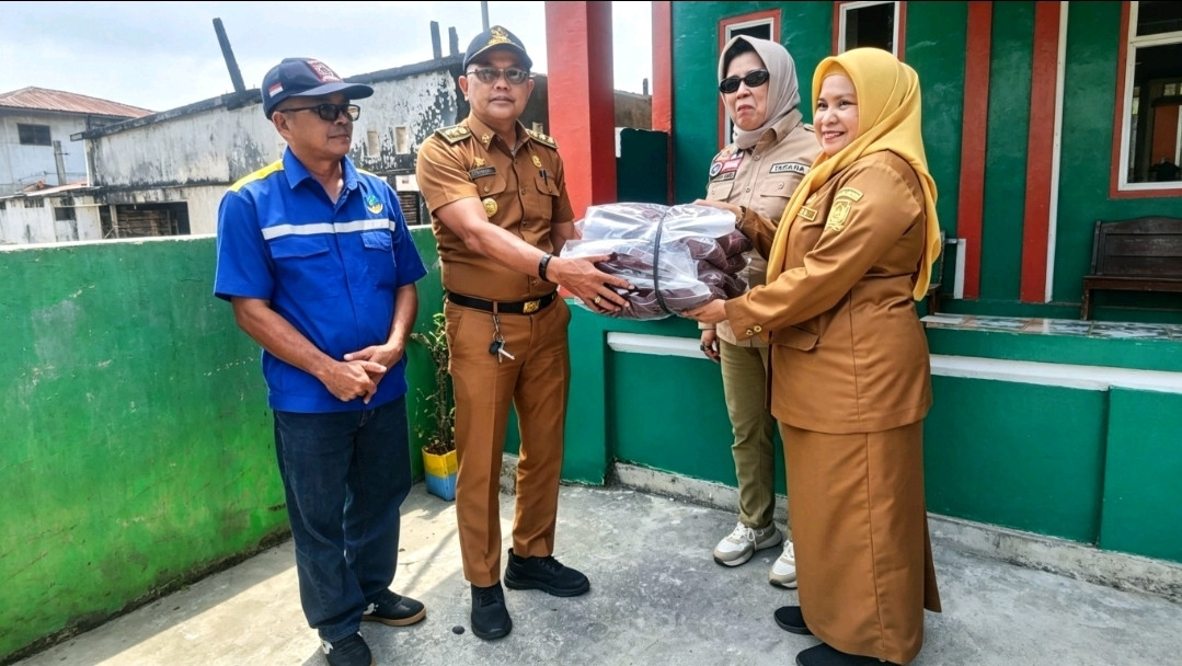 Ketgam: Kepala Dinas Sosial Kabupaten Majene, Hj. Najibah B. Fattah (kanan), didampingi Kepala Dinas Sosial Provinsi Sulawesi Barat dan jajaran terkait, menyerahkan bantuan kepada korban kebakaran di Dusun Rawang, Desa Adolang, Kecamatan Pamboang, Selasa (4/8/2026). (Foto: M. Kamil/ENews Indonesia)