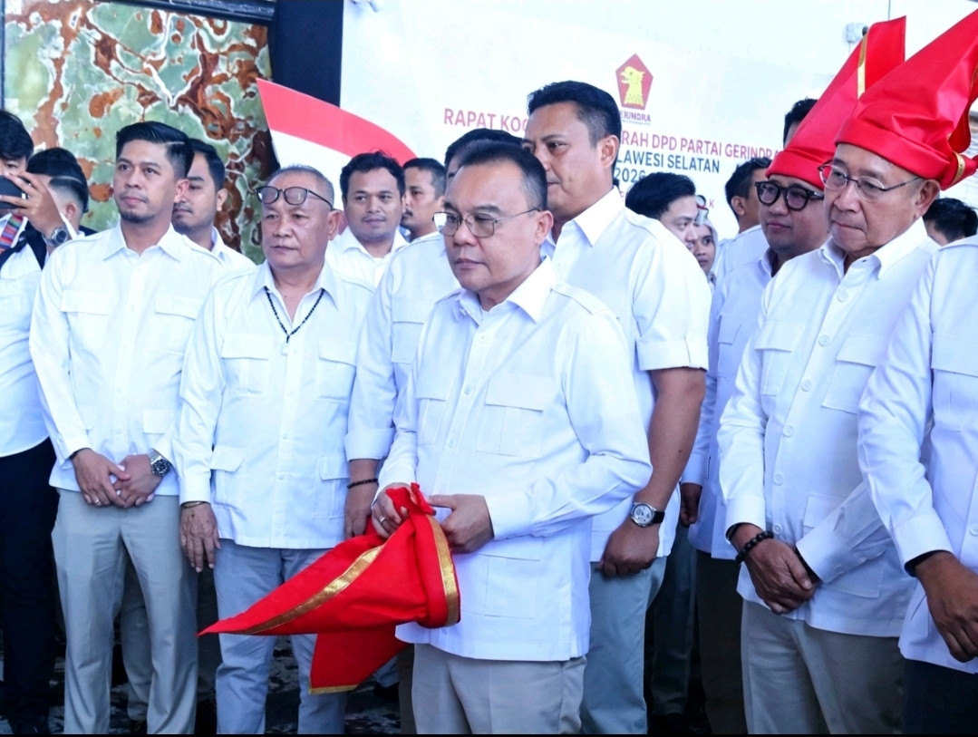 Ketgam: Ketua Harian DPP Partai Gerindra, Sufmi Dasco Ahmad, menghadiri Rapat Koordinasi Daerah (Rakorda) DPD Partai Gerindra Sulawesi Selatan di Upperhills, Makassar, Selasa (4/8/2026). Dalam kegiatan tersebut, Dasco menyerahkan Surat Keputusan (SK) penunjukan Ketua DPC Partai Gerindra kepada sejumlah kepala daerah di Sulsel sebagai bagian dari penguatan konsolidasi organisasi partai. Foto: ENews
