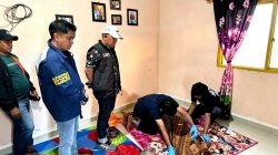 Ketgam: Petugas kepolisian melakukan pemeriksaan awal di lokasi penemuan pria berinisial K alias Miceng (29) di sebuah rumah kosong di Dusun Sinoa, Desa Bonto Maccini, Kabupaten Bantaeng, Sabtu (8/8/2026). (Ismail)