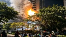 Ketgam: Kebakaran terjadi di area Nipah Mall Makassar, Minggu (9/8/2026) malam. Api muncul di area teras lantai dua dan sempat memicu kepanikan pengunjung. (ENews/AI)