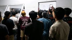 Ketgam: Sejumlah buruh proyek pembangunan Sekolah Rakyat di Dusun Rompe, Kelurahan Bajoe, Kecamatan Tanete Riattang, Bone, berkumpul saat memprotes pembayaran upah yang belum diterima, Senin malam (10/8/2026). Aksi tersebut sempat memanas hingga polisi turun tangan dan melakukan mediasi. (ENews)