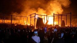 Ketgam: Kobaran api melahap bangunan di Lingkungan Lapecce, Kelurahan Panyula, Kecamatan Tanete Riattang Timur, Bone, Selasa (11/8/2026) malam. Kebakaran menghanguskan dua rumah, dua sepeda motor, dan tiga mesin katinting. (ENews)