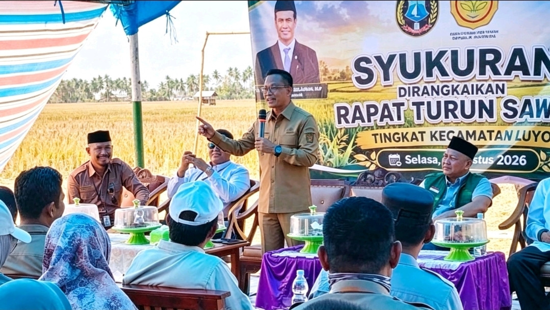 Bupati Polman, Samsul Mahmud saat menghadiri kegiatan turun sawah di Puppalawo, Desa Baru, Kecamatan Luyo, Polman, Selasa (11/8/2026). (Dok. HW)