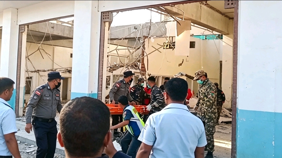Ketgam: Petugas gabungan melakukan evakuasi di tengah bangunan yang mengalami kerusakan akibat gempa bumi M7,7 di wilayah Flores, Nusa Tenggara Timur, Sabtu (15/8/2026). BMKG sebelumnya mengeluarkan peringatan dini tsunami pascagempa tersebut. (ENews)
