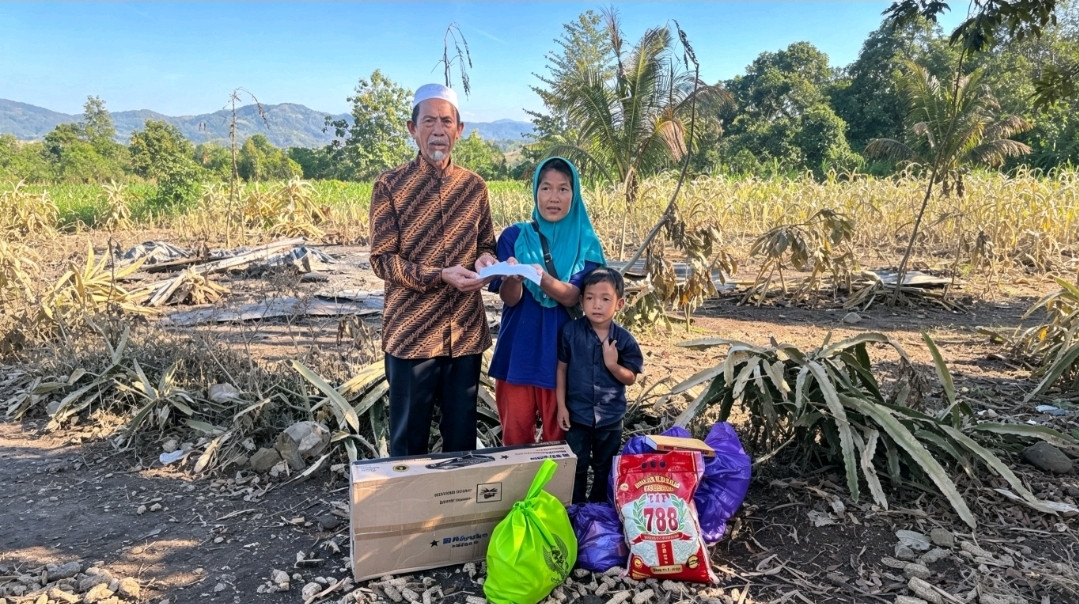 Ketgam: UPZ BAZNAS Kecamatan Libureng menyerahkan bantuan kepada warga korban kebakaran di Desa Poleonro, Kabupaten Bone. Bantuan berupa kebutuhan pokok dan perlengkapan rumah tangga diberikan untuk meringankan beban korban. (Humas Baznas)