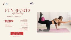 Ilustrasi seorang wanita melakukan gerakan pilates di atas matras berwarna pink, dalam posisi bird-dog/donkey kick. (Humas Vasaka Hotel)