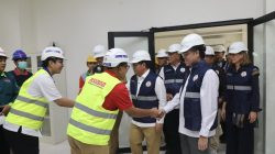 Ketgam: Menteri Ketenagakerjaan Yassierli bersama jajaran meninjau aktivitas pekerja di salah satu fasilitas kerja. Kegiatan tersebut menjadi bagian dari upaya memperkuat pelindungan jaminan sosial bagi pekerja. (Humas Kemnaker)
