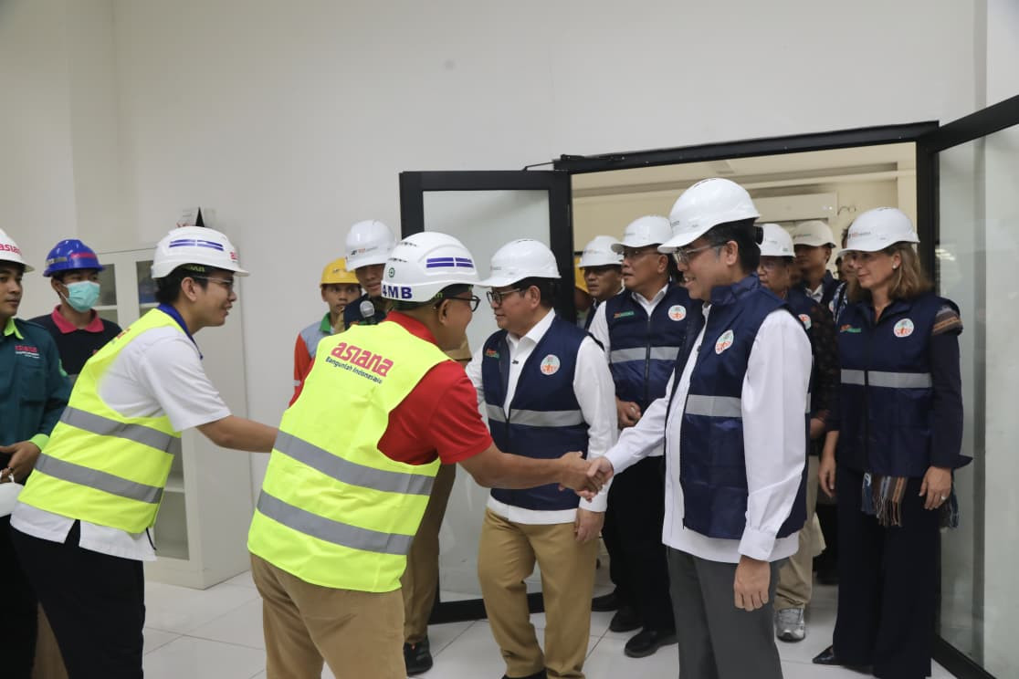 Ketgam: Menteri Ketenagakerjaan Yassierli bersama jajaran meninjau aktivitas pekerja di salah satu fasilitas kerja. Kegiatan tersebut menjadi bagian dari upaya memperkuat pelindungan jaminan sosial bagi pekerja. (Humas Kemnaker)