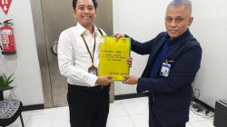Ketgam: Pihak BRI Bantaeng menyerahkan kembali dokumen sertifikat milik nasabah Muhammad Jufri setelah ditemukan dalam penyimpanan berkas bank. (Dok. ENews Indonesia)