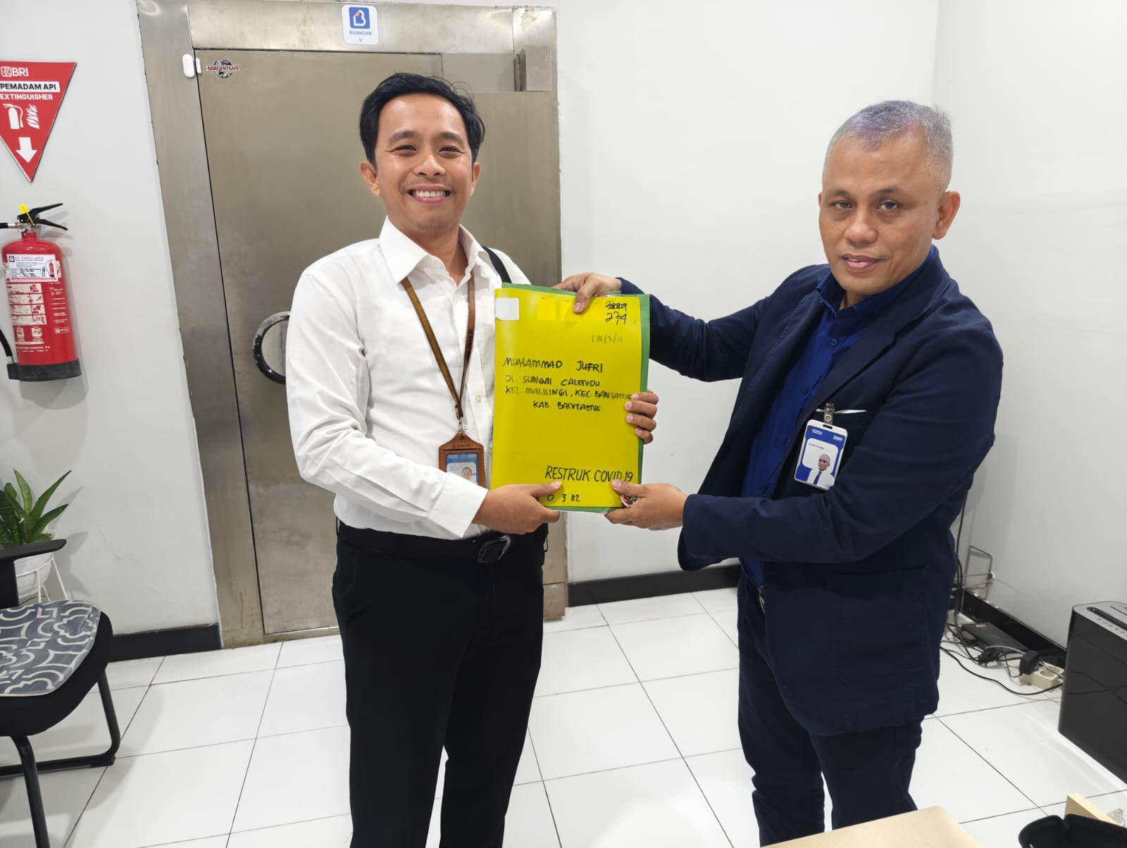 Ketgam: Pihak BRI Bantaeng menyerahkan kembali dokumen sertifikat milik nasabah Muhammad Jufri setelah ditemukan dalam penyimpanan berkas bank. (Dok. ENews Indonesia)