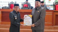 Ketgam: Bupati Polman bersama pimpinan DPRD menyerahkan dokumen Perubahan KUA-PPAS APBD 2026. (Dok. HW)