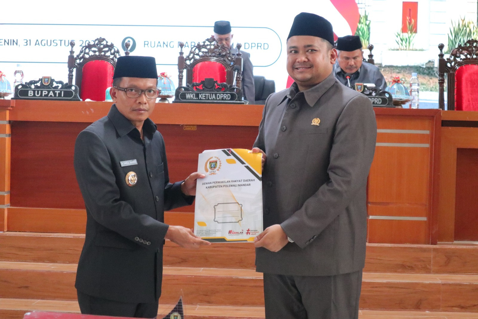 Ketgam: Bupati Polman bersama pimpinan DPRD menyerahkan dokumen Perubahan KUA-PPAS APBD 2026. (Dok. HW)