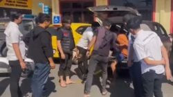 Ketgam: Petugas membawa seorang pria yang diduga terkait kasus pembunuhan untuk menjalani pemeriksaan di Mapolres Bantaeng. (Ismail/ENews Bantaeng)